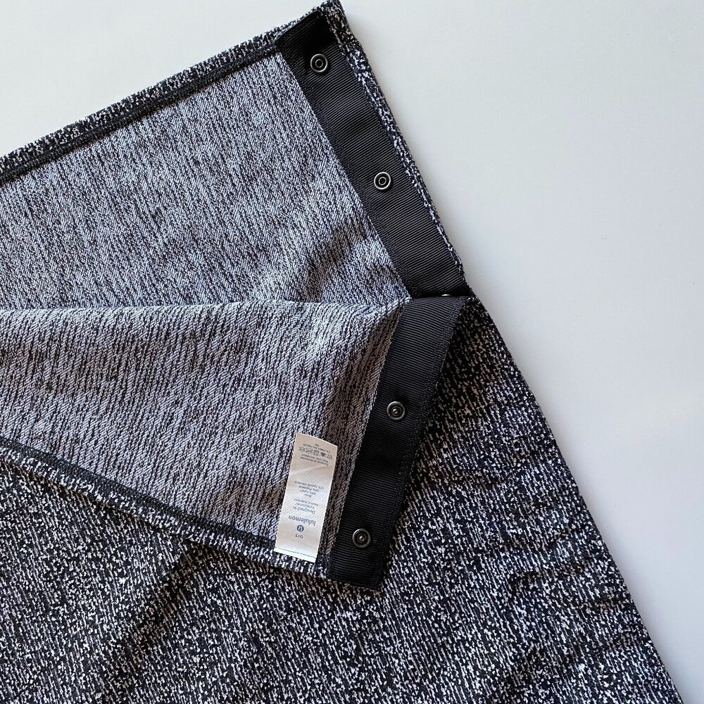 Lululemon Customizable Snap Scarf Rulu Gray